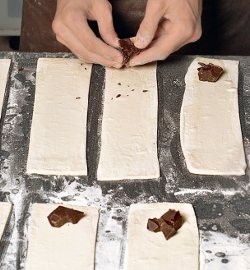 Булочки из слоёного теста с шоколадом Булочки из слоёного теста с шоколадом