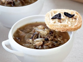Луковый суп со сморчками и сырными гренками Луковый суп со сморчками и сырными гренками