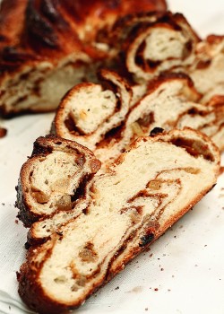 Плетенка с изюмом и корицей Плетенка с изюмом и корицей