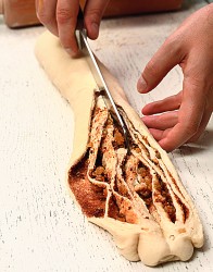 Плетенка с изюмом и корицей Плетенка с изюмом и корицей