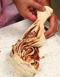 Плетенка с изюмом и корицей Плетенка с изюмом и корицей