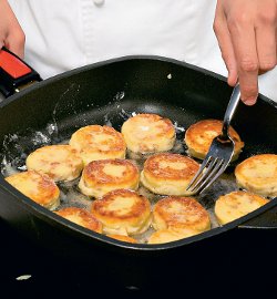 Cырники с изюмом Cырники с изюмом